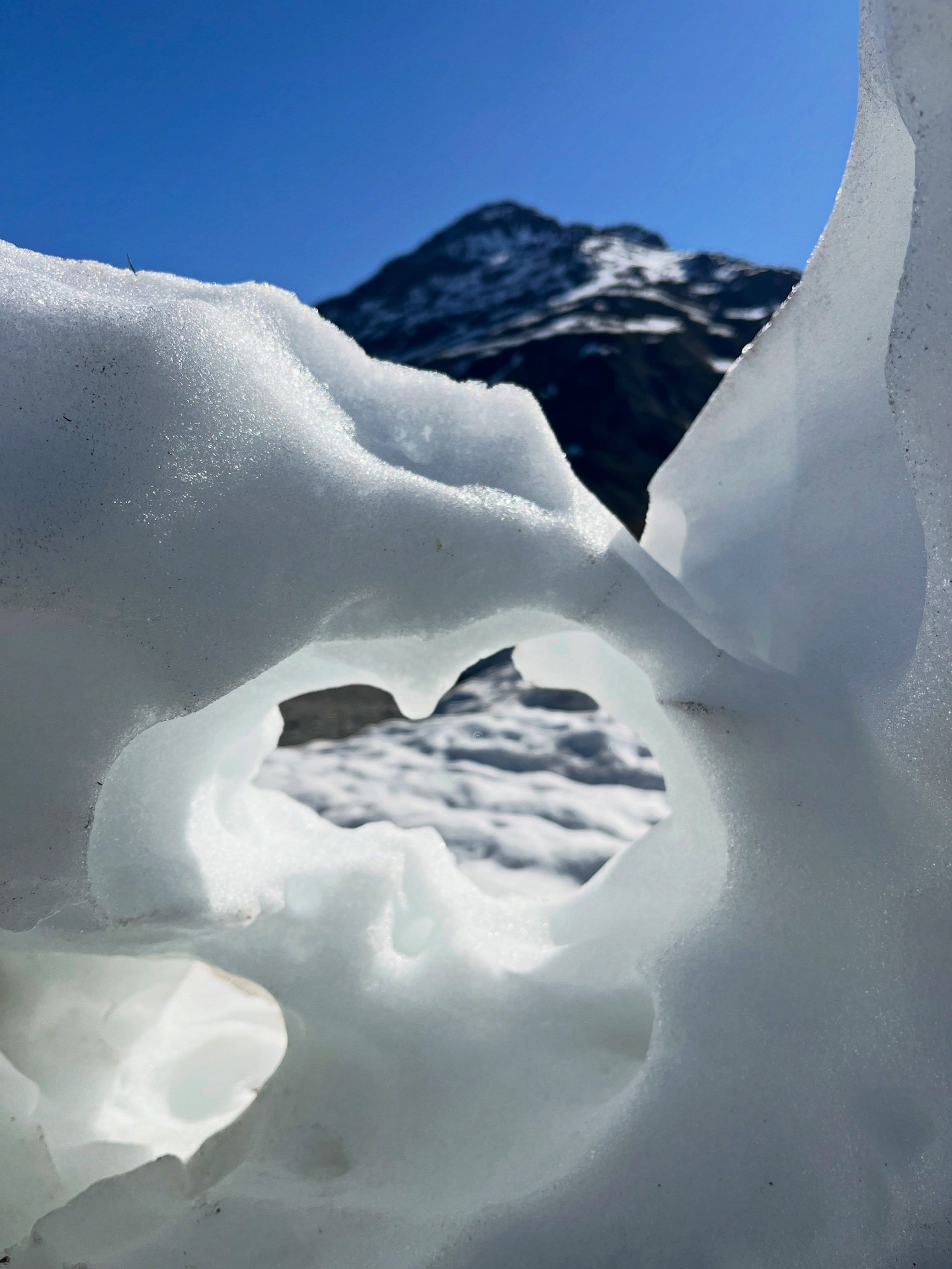 Sculpture de glace face aux sommets de Haute-Maurienne