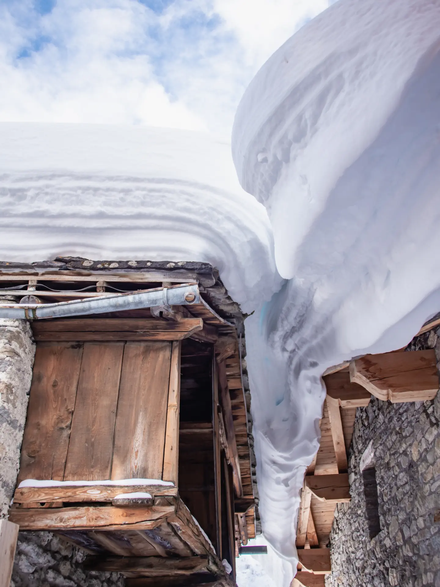 Congères impressionnantes sur les chalets de Bonneval