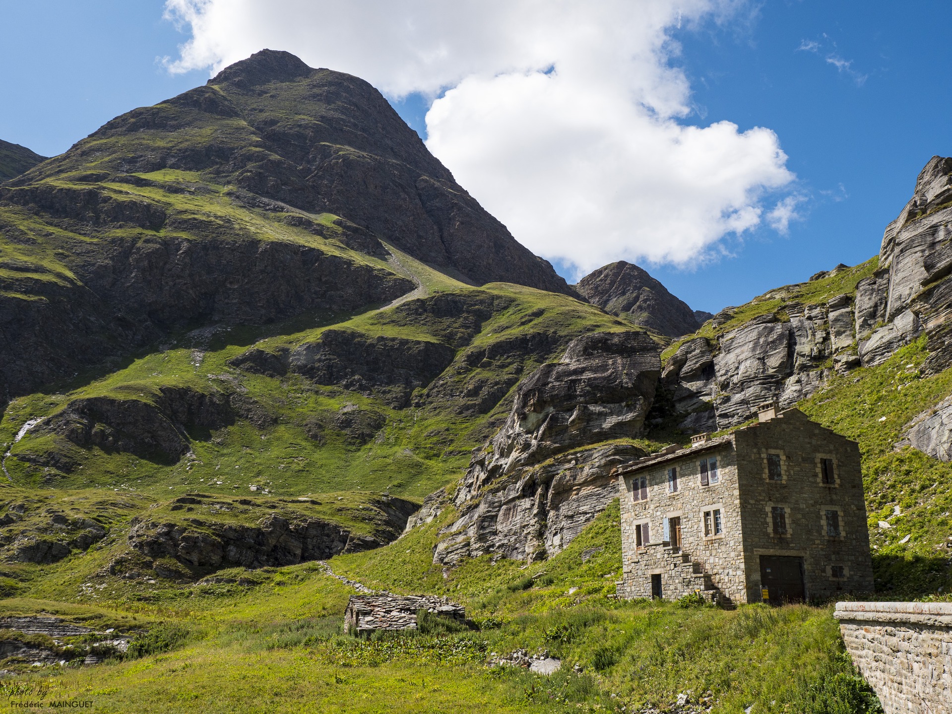 Refuge de pierre au pied des sommets, été à Bonneval