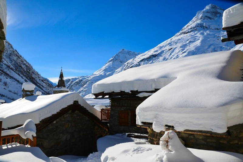Toits du village croulant sous la neige