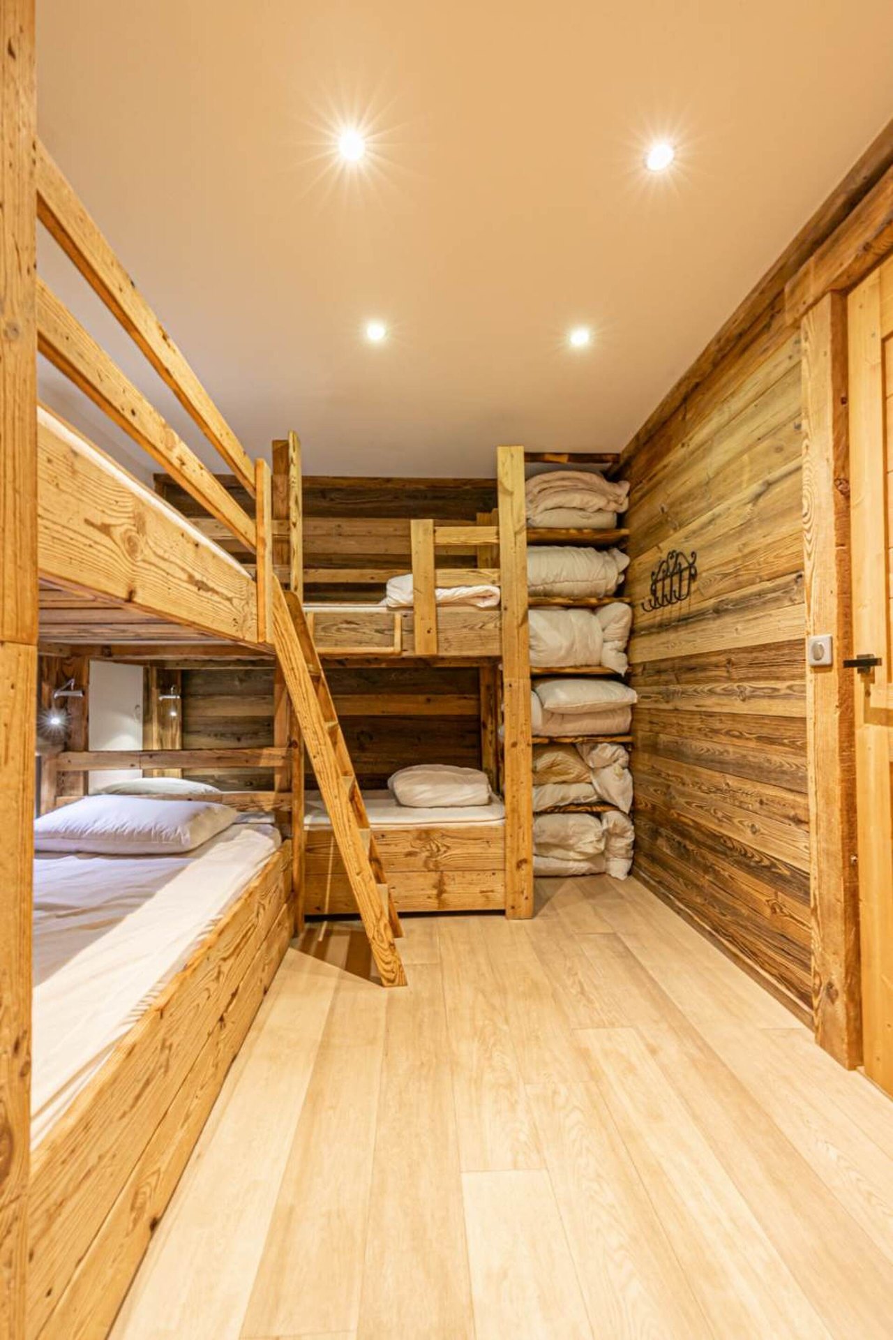 Dortoir Edelweiss avec lits superposés en bois massif