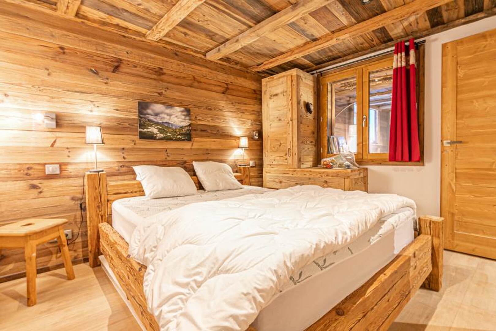 Seconde chambre Edelweiss avec armoire en vieux bois