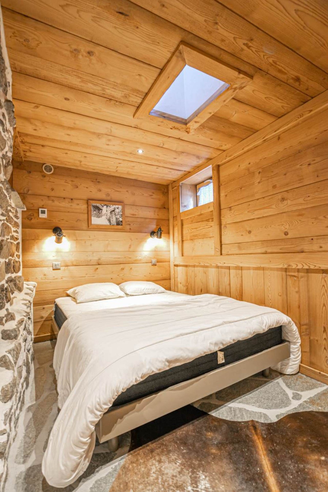 Chambre igloo Edelweiss avec mur en pierre
