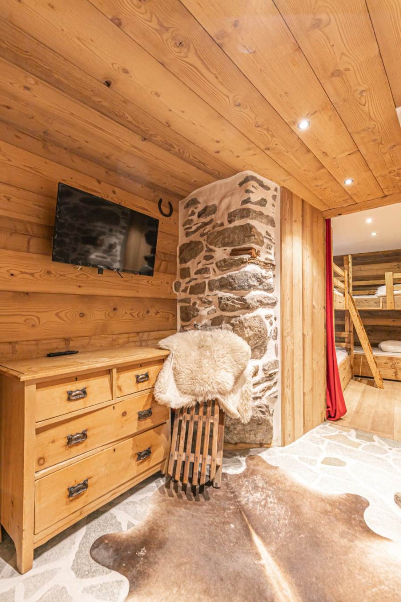 Coin TV Edelweiss avec mur en pierre