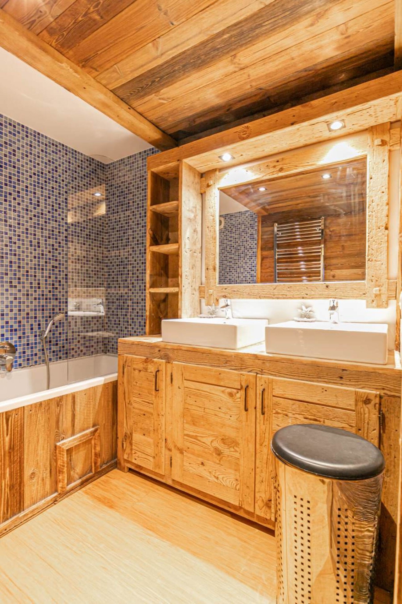Salle de bain Edelweiss avec mosaïque bleue et double vasque