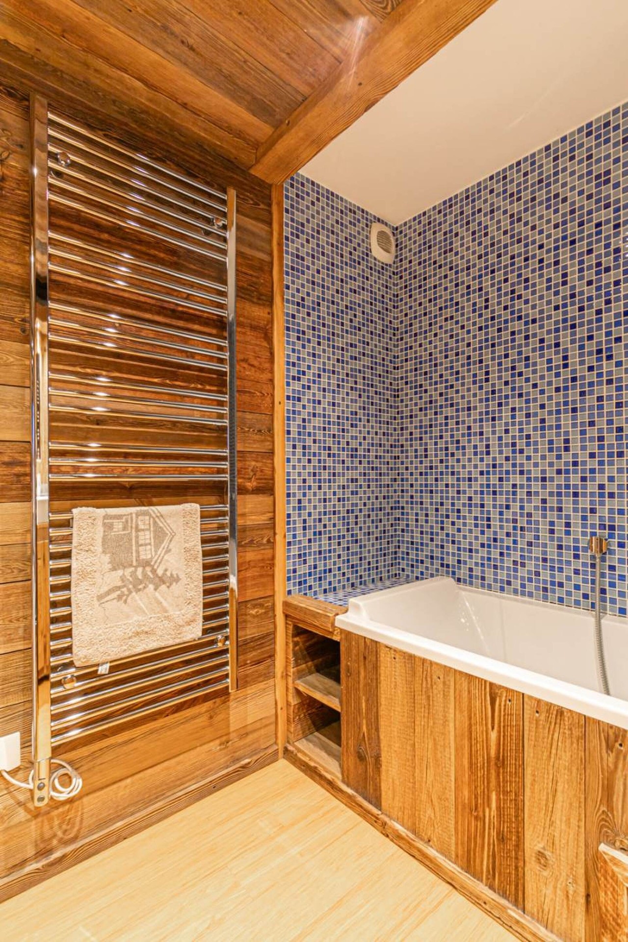 Salle de bain Edelweiss avec baignoire et mosaïque bleue