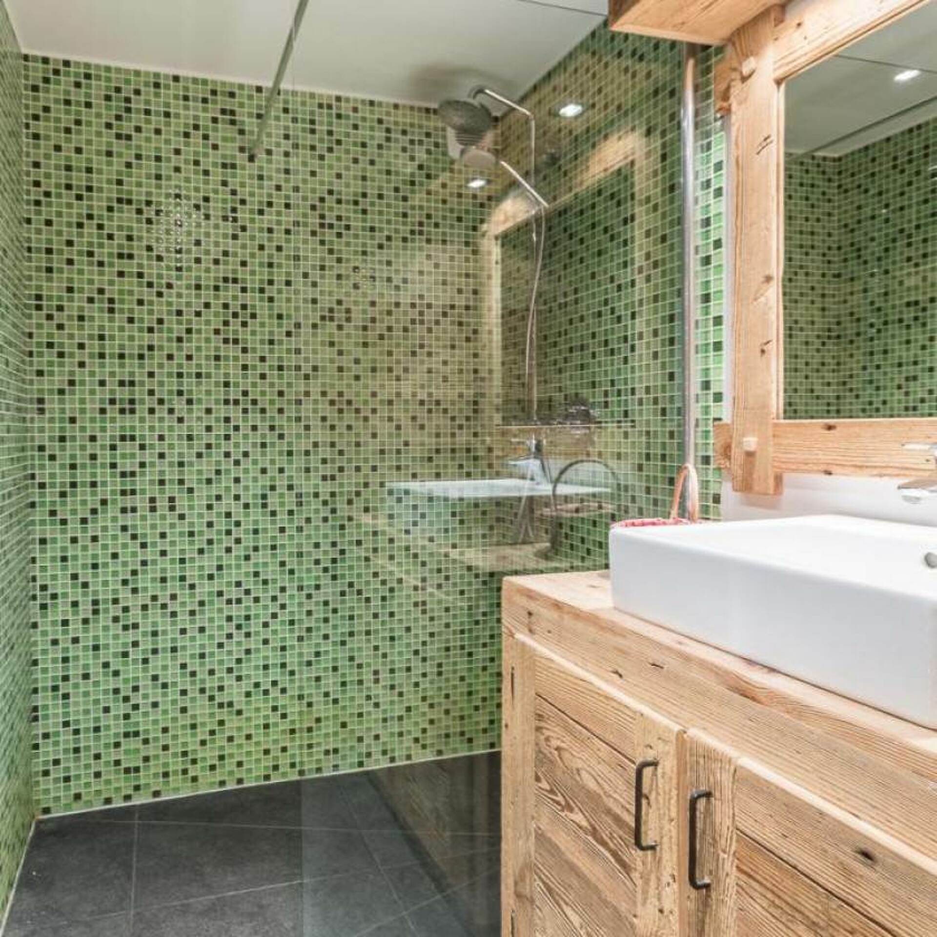 Salle d'eau mosaïque verte, douche à l'italienne