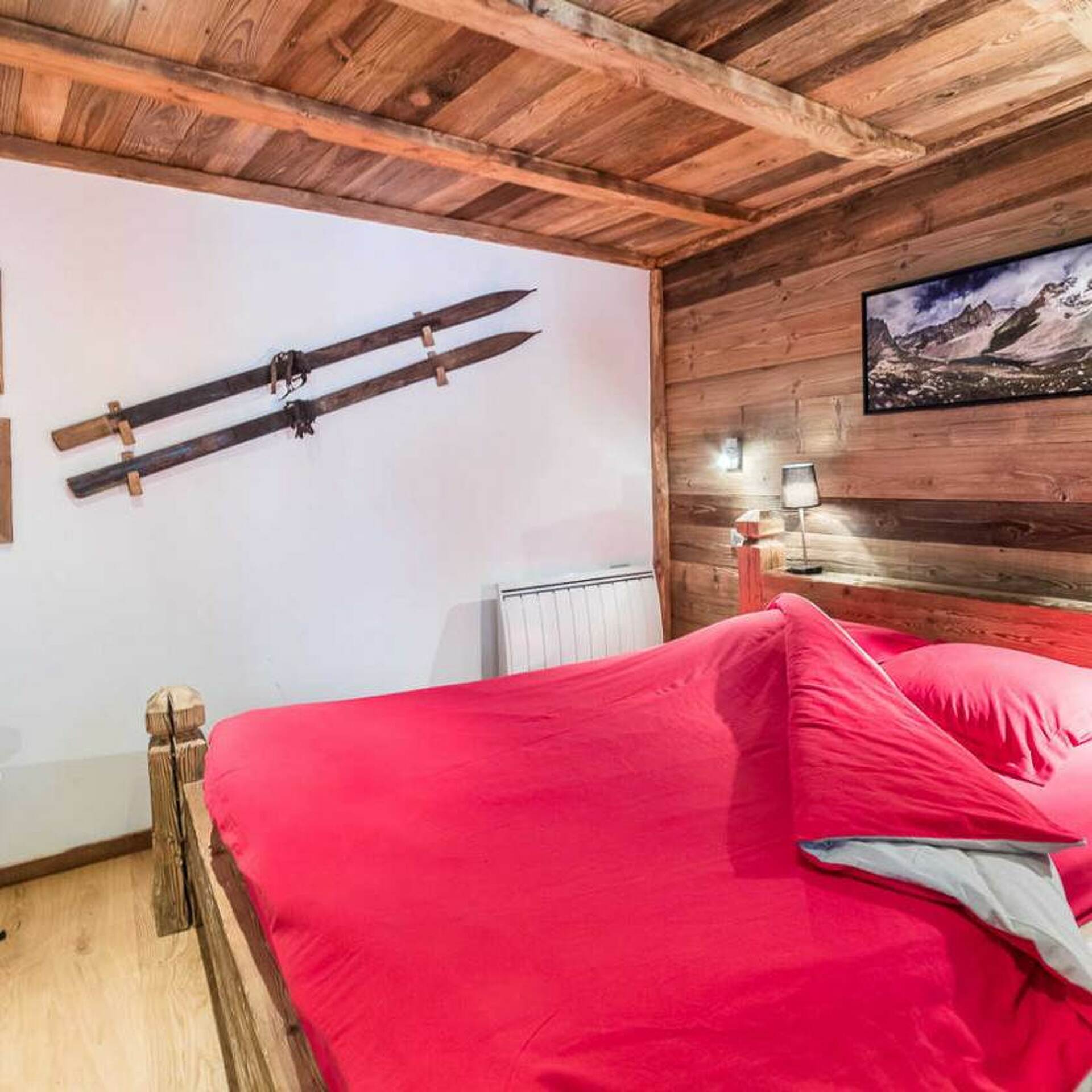 Chambre avec skis vintage