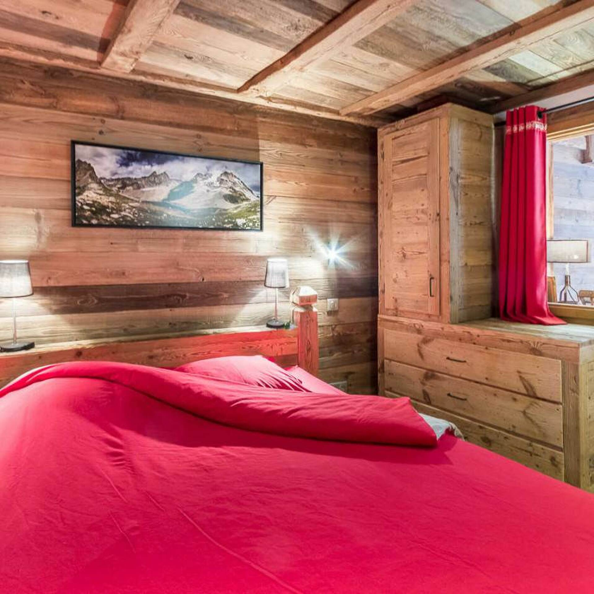 Chambre avec lit douillet et photo de la Vanoise