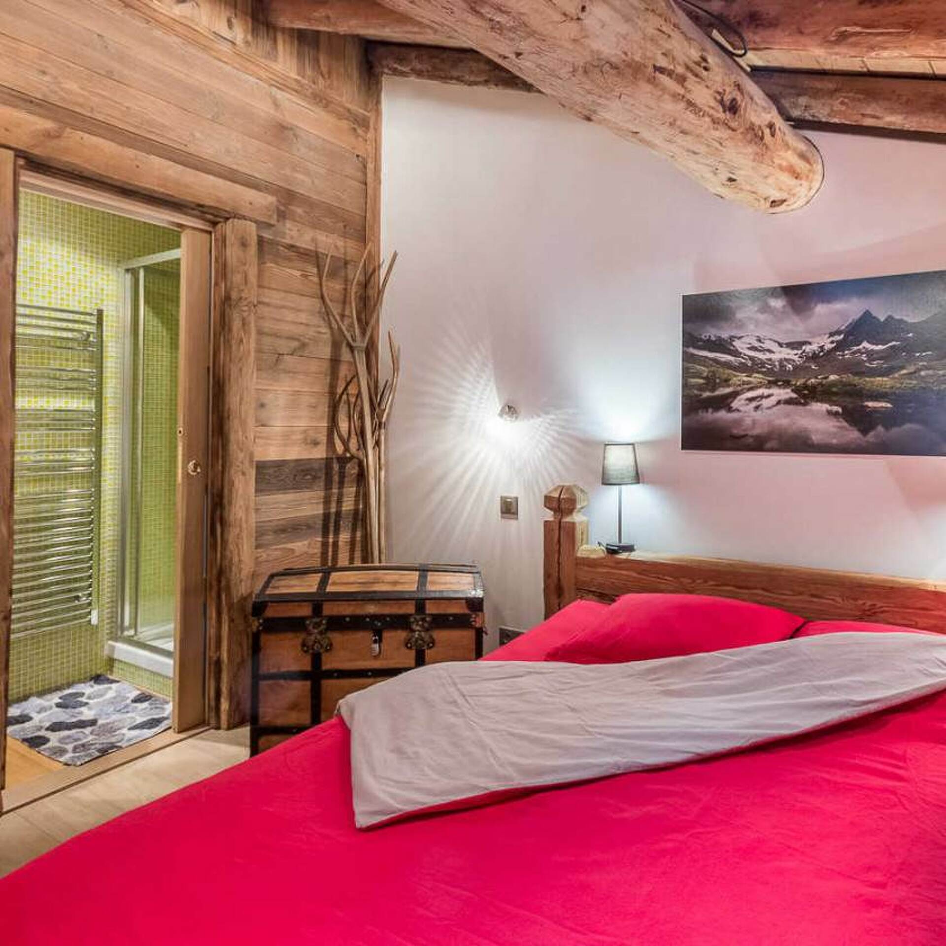 Chambre intime accès salle d'eau