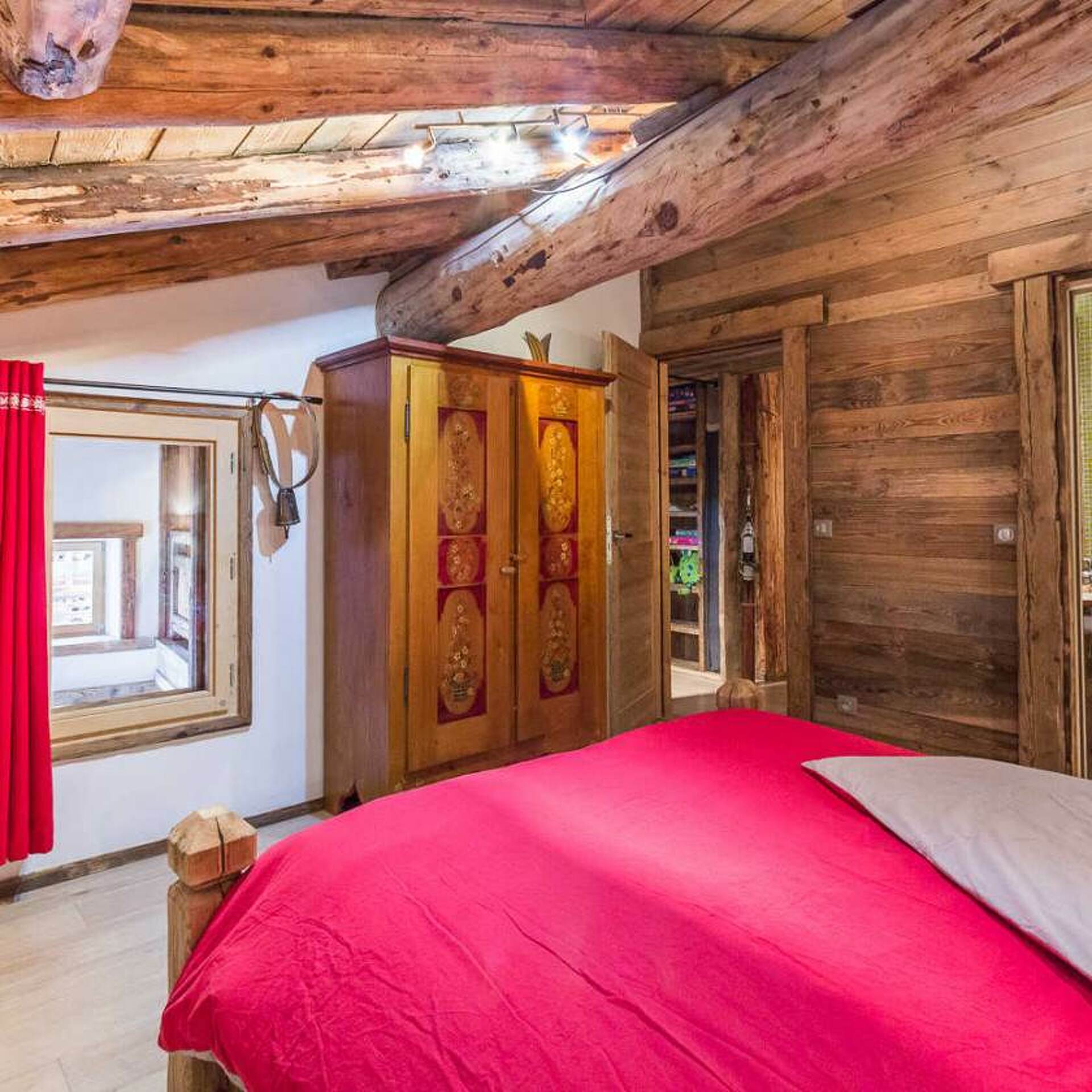 Chambre avec armoire alpine peinte
