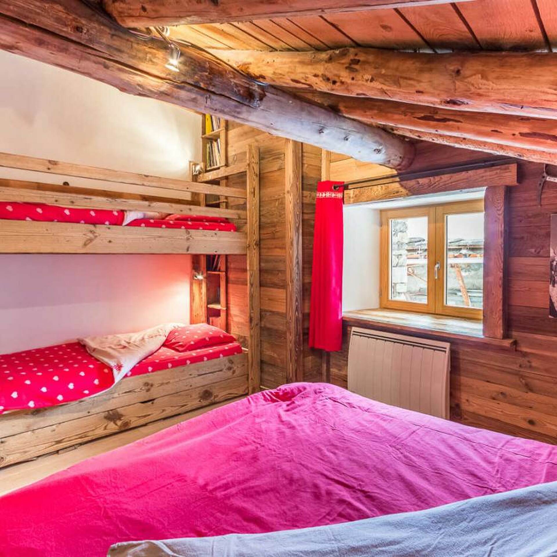 Chambre avec lits superposés et lit double