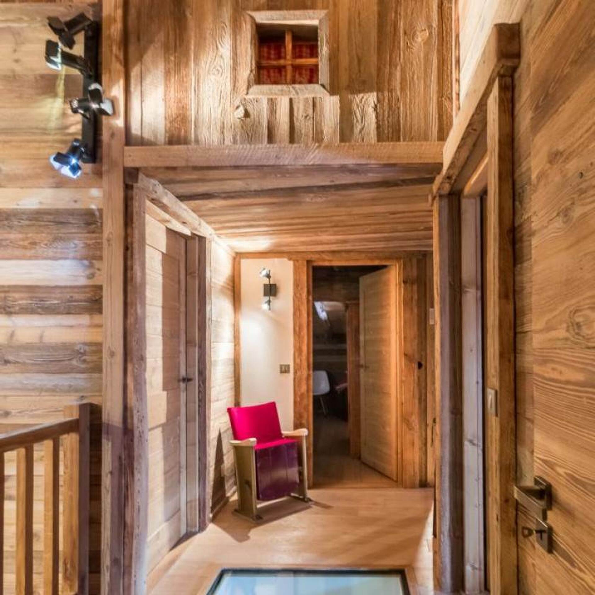 Couloir en vieux bois et plancher de verre