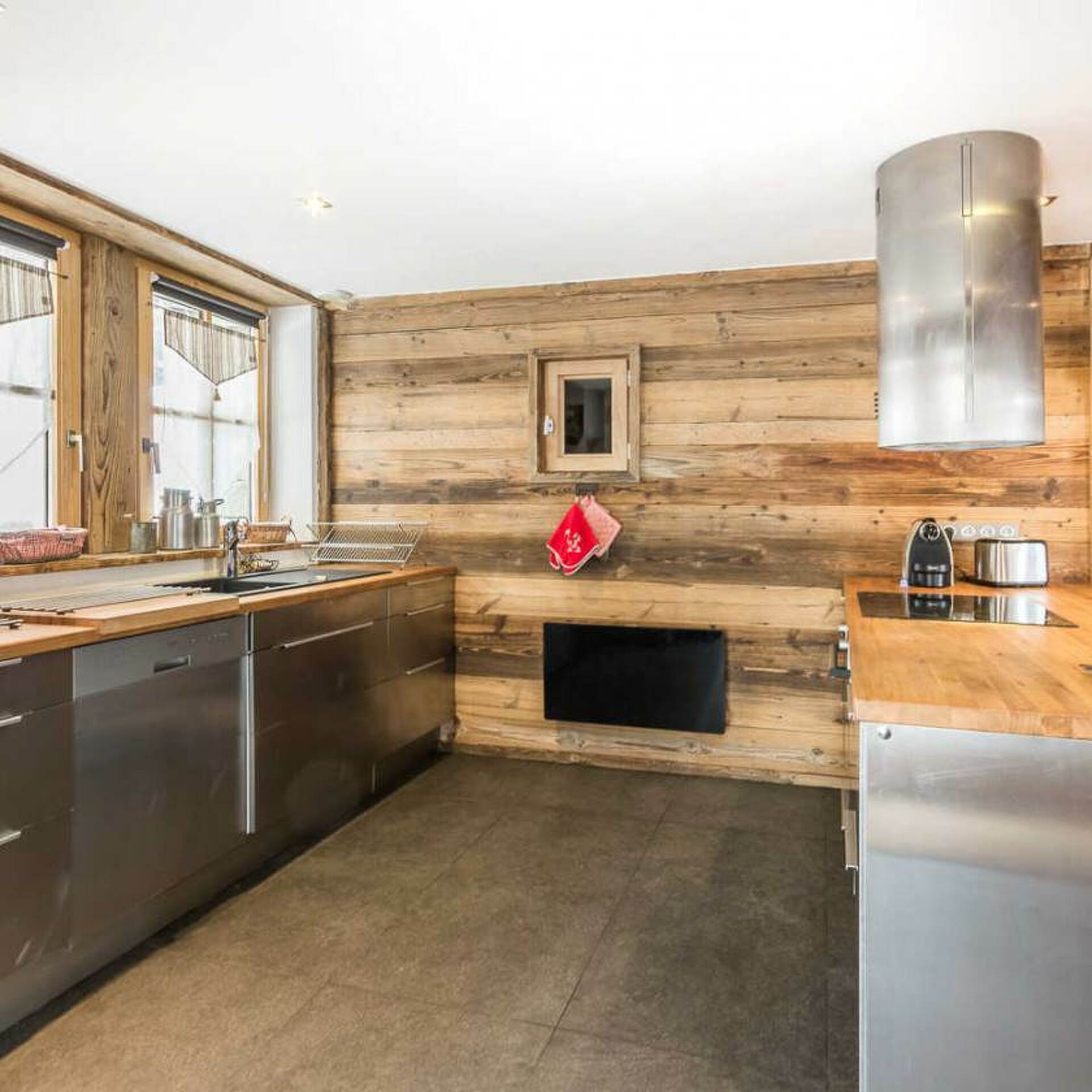 Cuisine équipée en vieux bois